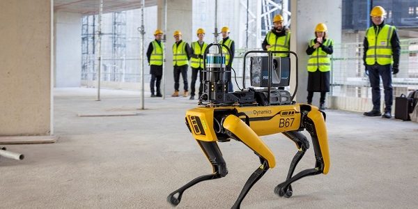 Robot de Boston Dynamics con inteligencia artificial supervisa obra de construcción