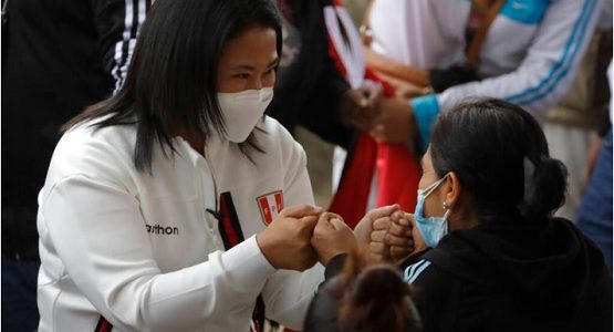 Keiko Fujimori aventaja elección presidencial de Perú, según primeros sondeos